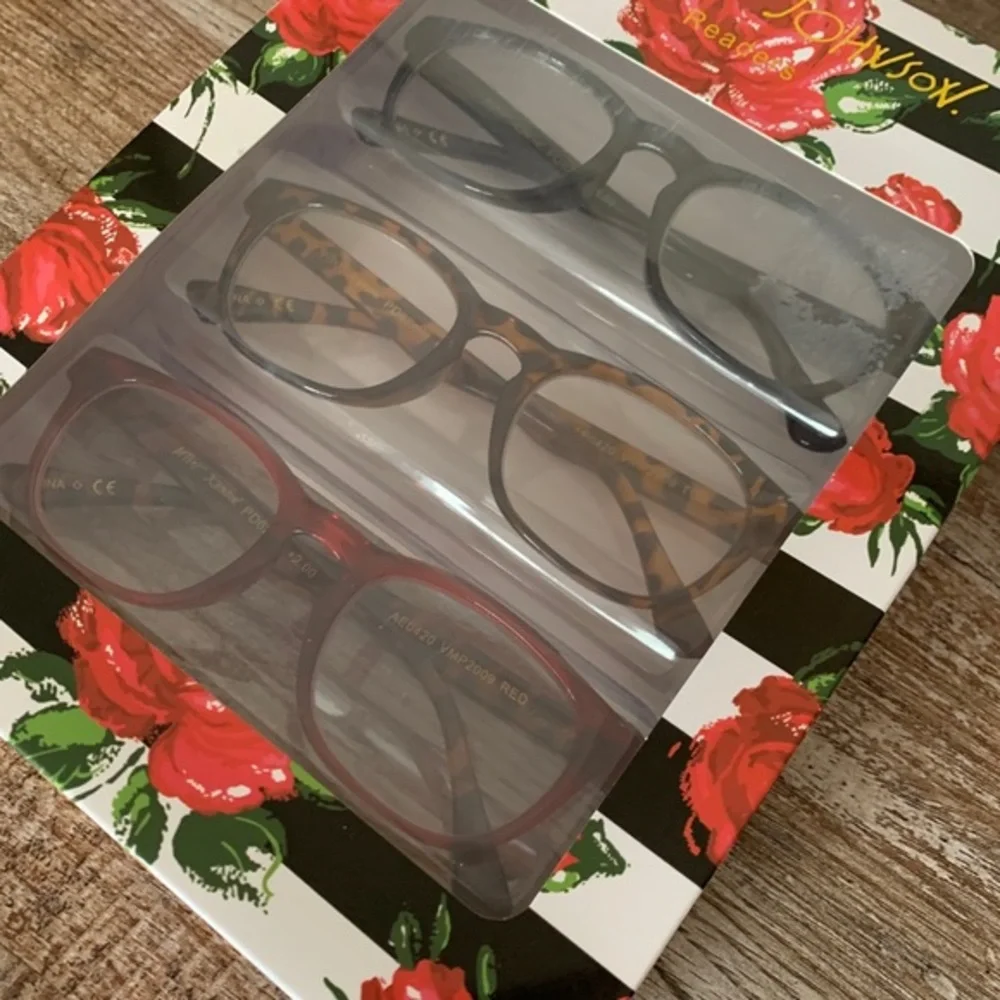 NIB BETSEY JOHNSON READING GLASSES SET